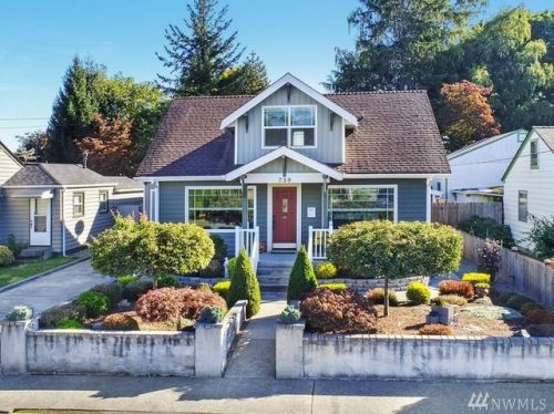 739 4th St, Puyallup, WA 98371-4346