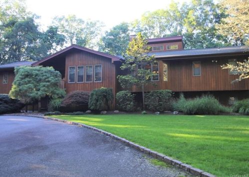 3 Sheilah Ct, Airmont, NY 10901-3613