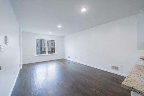 69 13 St, Newark NJ 07107-1108 exterior