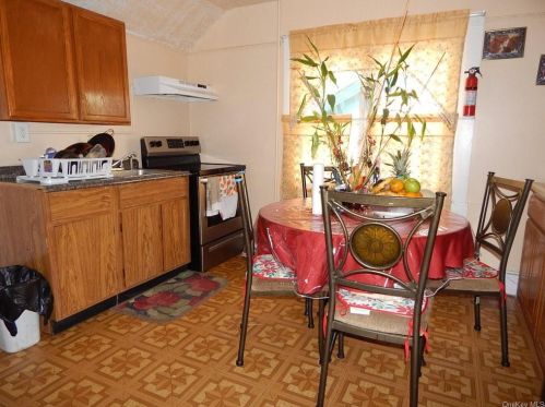 4 Knapp Ave, Middletown NY  10940-5637 exterior