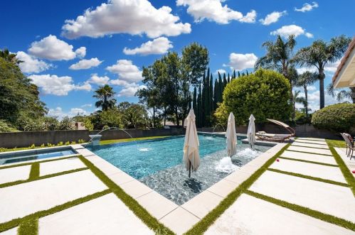 360 Paxton Ct, Upland CA 91784-1373 exterior