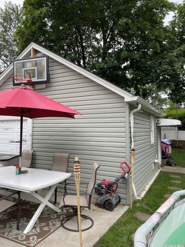 146 Lyon Pl, Lynbrook, NY 11563-2423