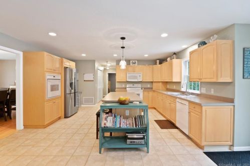 10 Seebeck Rd, East Lyme, CT 06333-1538