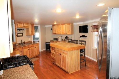 424 Union Mills Rd, Broadalbin, NY 12025-1979