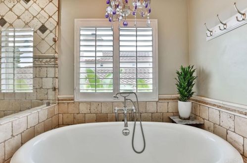 1456 Sapphire Dr, Carlsbad CA 92011-1200 exterior