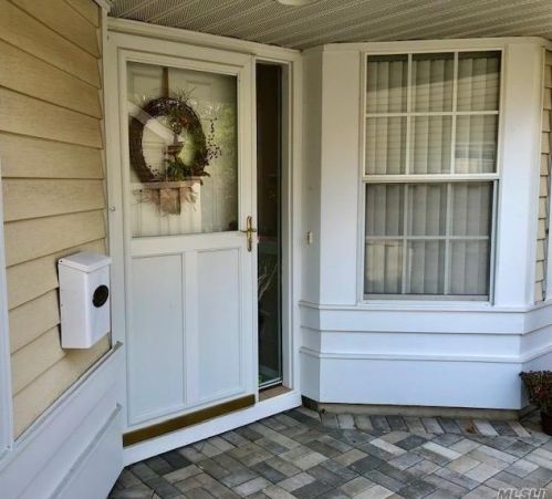 291 Glen Dr, Panamoka, NY 11961-1636