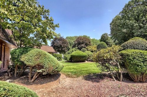 3 Sunderland Pl, Airmont, NY 10901-7206