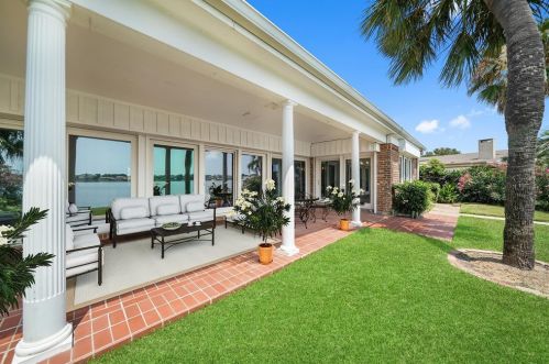 2926 Dominique Dr, Galveston TX 77551-1572 exterior