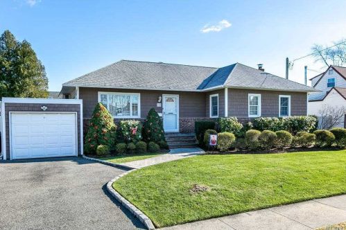 583 Center Chicot Ave, West Islip, NY 11795-4005