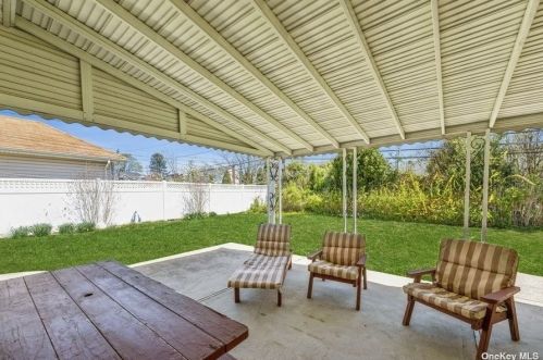 151 Pollok Pl, Hicksville NY  11801-2220 exterior