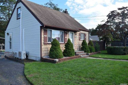 250 Archer Ave, Copiague, NY 11726-2422