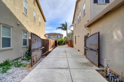 9872 Winkle Cir, Elk Grove CA  95757-6276 exterior