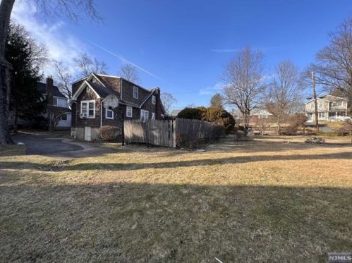 10 Russell Pl, Harrington Park, NJ 07640-1524
