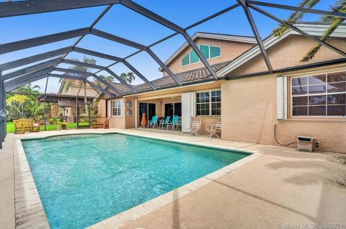 920 203rd Ave, Hollywood FL  33029-3439 exterior