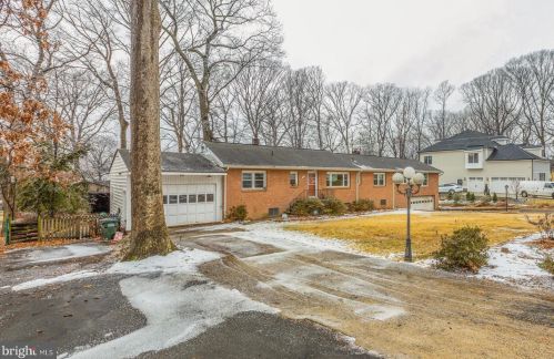 2734 Pioneer Ln, Falls Church, VA 22043-3411