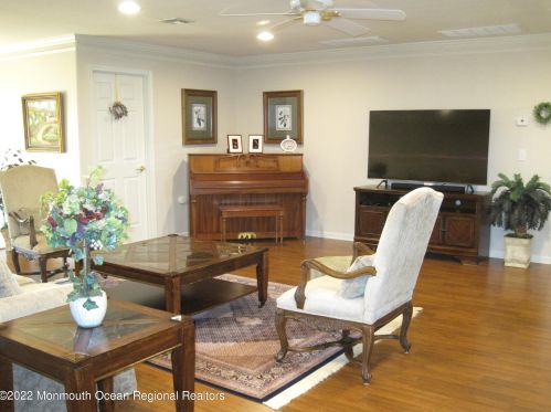 6 Seminole Ct, Jackson Twp NJ  08527-4042 exterior