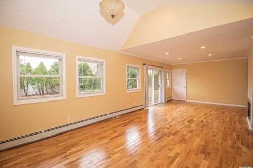 37 Winter Ln, Hicksville NY  11801-6219 exterior
