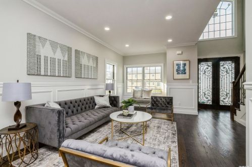 57 Bobwhite Ln, Hicksville NY  11801-4520 exterior