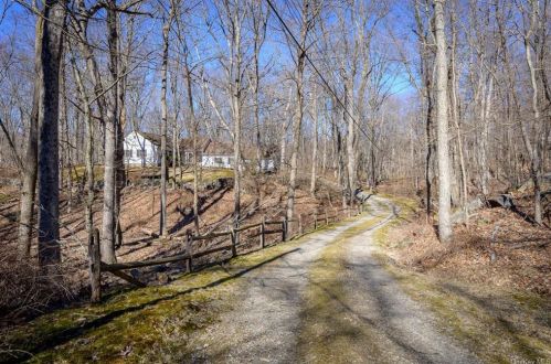 8 Tatomuck Rd, Scotts Corners, NY 10576-1429