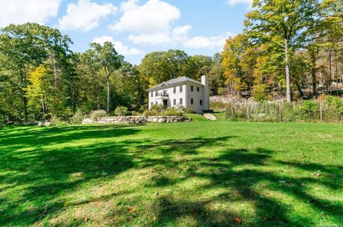 33 Victoria Dr, Nelsonville, NY 10516-4002