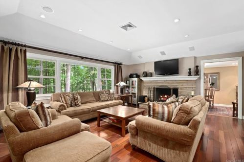 105 Main St, Lewisboro, NY 10590-1410
