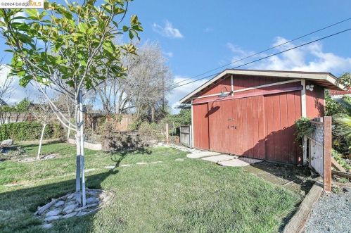2 Sycamore Ct, West Pittsburg CA  94565-1633 exterior