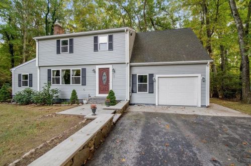 64 Kent Dr, Warwick, RI 02818-2317