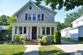 22 Jarvis Pl, Lynbrook, NY 11563-3702