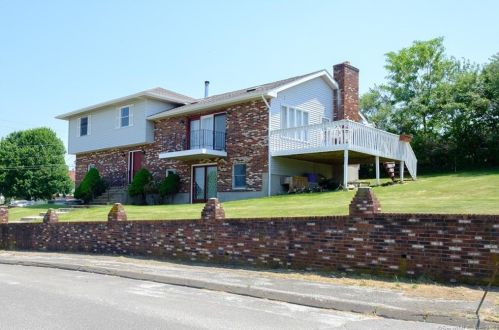 5 Crestview Ln, Waterbury, CT 06708-1549