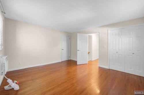 525 Oritani Pl, Teaneck NJ  07666-1637 exterior