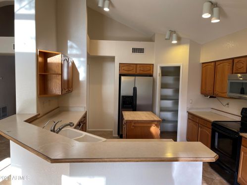 220 Sierra Dr, Gilbert, AZ 85234-6409
