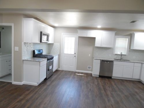 800 Cannon Dr, Euless, TX 76040-5313