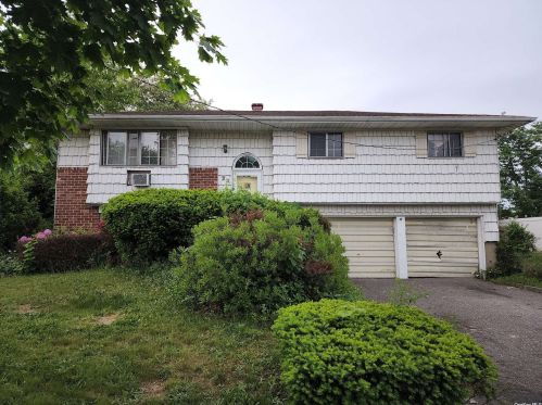 23 Headline Rd, Deer Park, NY 11729-6207