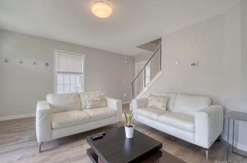 16 Olde Vlg Cir, Wallingford CT 06492-4821 exterior