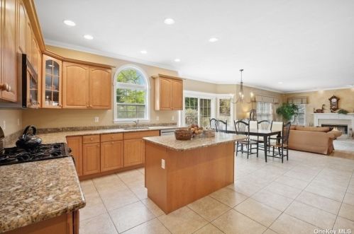 81 Stoothoff Rd, Elwood NY  11731-3917 exterior