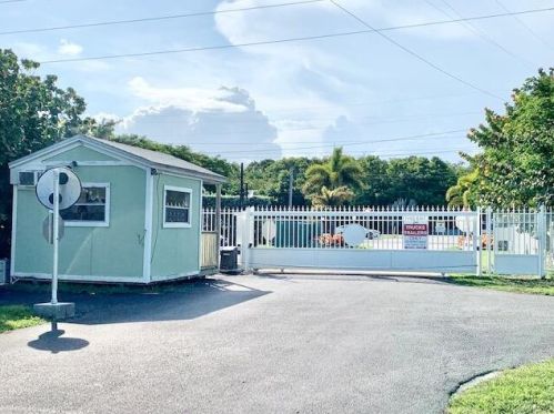 618 Emerald Dr, Key Largo FL 33037-3850 exterior