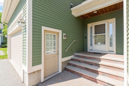 17 Sheldon Cir, Middleton, MA 01949-2260