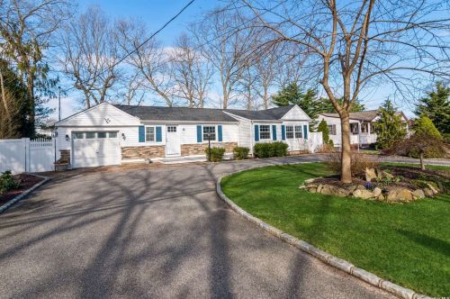 16 Forest Ave, Lake Grove, NY 11755-1503