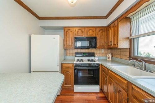 43 Elmhurst St, Elmwood Park NJ  07407-1320 exterior