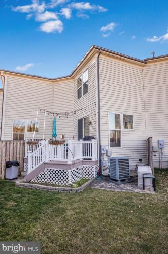 9193 Lake Preston Ct, Bristow VA  20136-6170 exterior