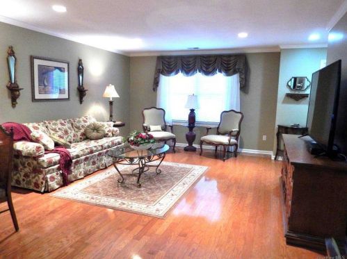 17 Morley Cir, Huntington Station, NY 11747-4828
