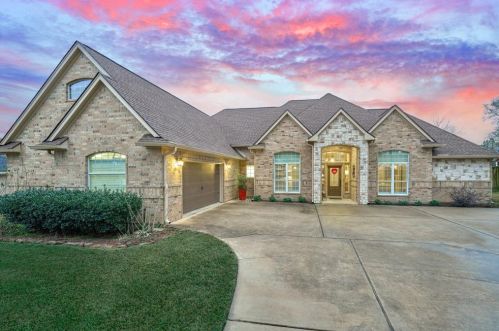 2608 Sand Shore Dr, Conroe, TX 77304-4330