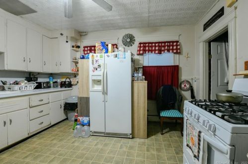 37 Howard St, Waterbury CT  06705-1110 exterior