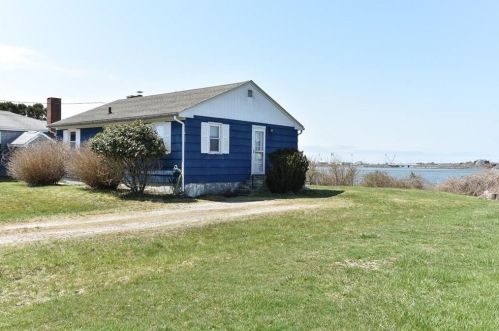 31 Sunset Shore Dr, South Kingstown RI  02882-5426 exterior