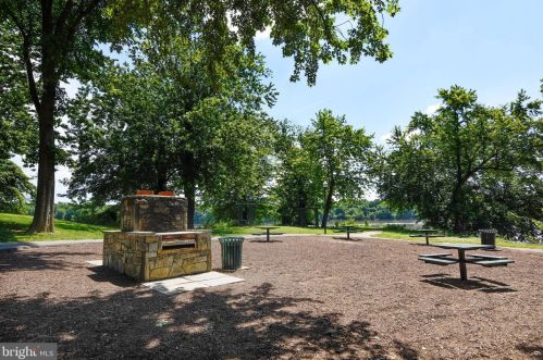 43527 Butler Pl, Leesburg VA 20176-7428 exterior