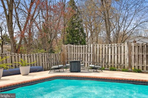 7128 Red Horse Tavern Ln, Springfield VA  22153-1404 exterior