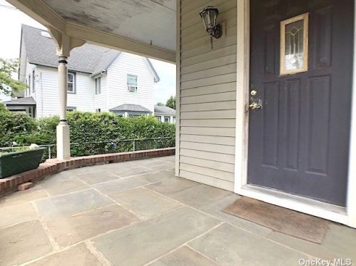199 Raymond St, Islip Manor, NY 11751-3913