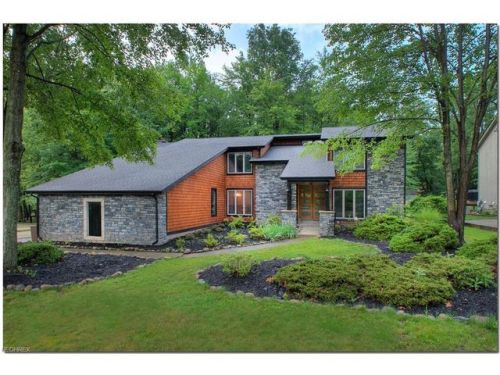 7464 Old Quarry Ln, Cleveland, OH 44141-1552