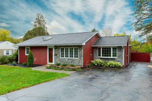 35 Styvestandt Dr, Poughkeepsie, NY 12601-1529