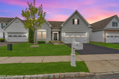3 La Quinta Ln, Lakewood, NJ 08701-3875